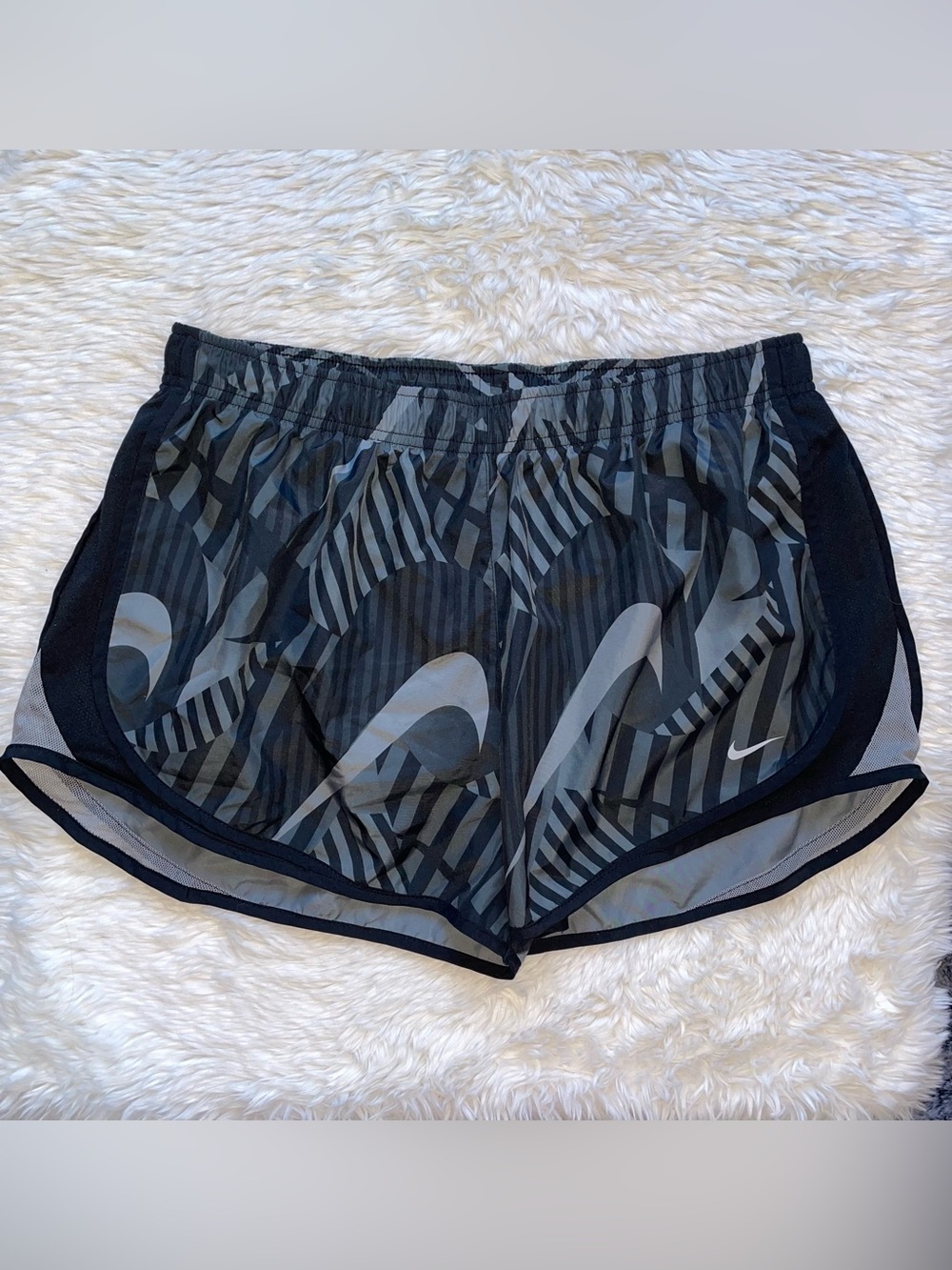 Nike dri fit athletic shorts women’s XL tempo luxe graphic black gray running
